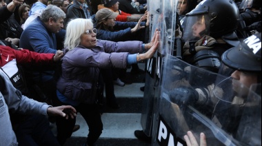 Tras la votación a favor del veto de Milei, la Policía reprimió a los manifestantes