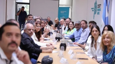 Pese al “ahogo financiero”, Kicillof selló un aumento del 9% para los estatales