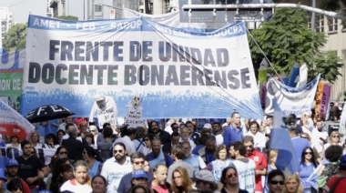 “Estado de alerta y movilización”: Gremios docentes rechazan el DNU de Milei