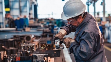 Con números récord, López sacó pecho por el crecimiento industrial bonaerense