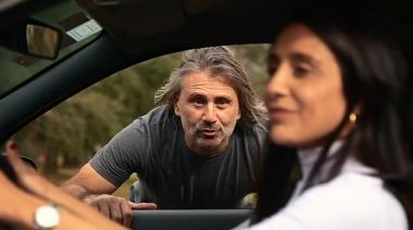 Propato sorprendió con un spot de campaña a bordo del Clío de Kicillof
