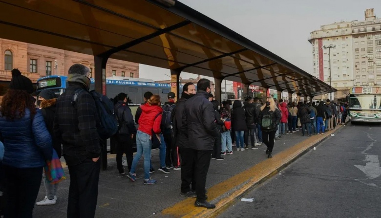 Paro de colectivos en el AMBA: ¿Qué líneas no funcionan? - La Letra Chica
