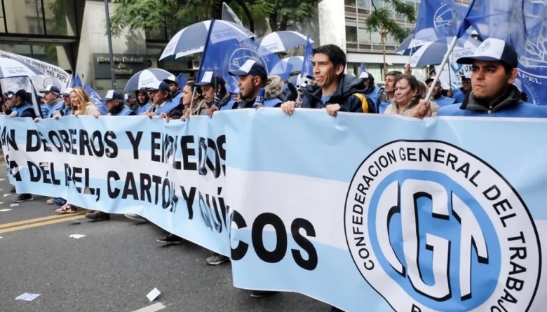 La CGT calienta la calle y le marca la cancha a Javier Milei - La Letra ...