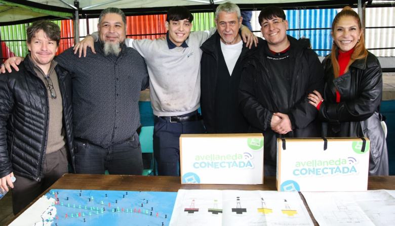 "Avellaneda Conectada": Ferraresi y Sierra entregaron más de 3700 netbooks a estudiantes