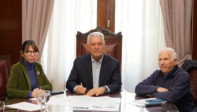 Julio Alak firma acuerdo con la UOM para construir un nuevo barrio de 66 viviendas en Villa Garibaldi