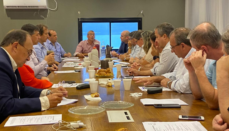 El kicillofismo prioriza las manos en la Legislatura, aunque evita romper con los radicales