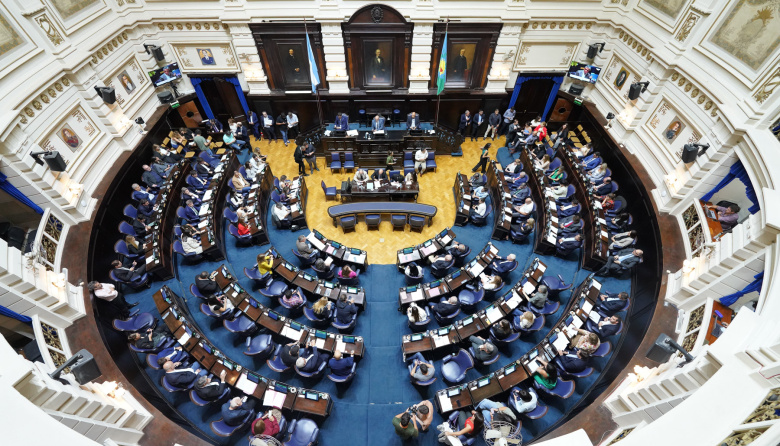 El paquete económico de Kicillof inicia su recorrido legislativo y enfrenta tensas negociaciones