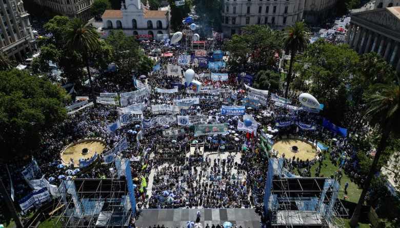 Plaza de Mayo colmada en rechazo a la reforma laboral del Gobierno