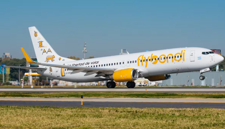 Pasajeros de Flybondi denunciaron 9 horas de demora y falta de combustible