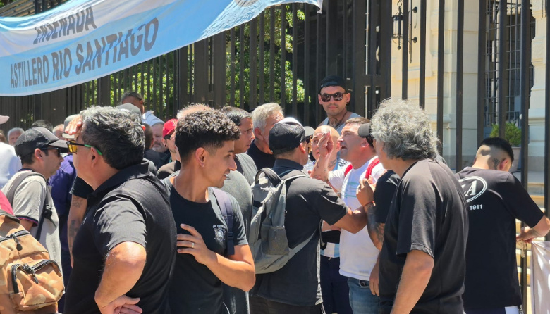 Bronca con la conducción: La marcha de Astilleros terminó a las piñas entre los propios trabajadores