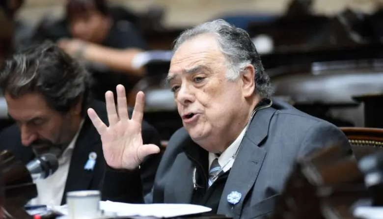 Eduardo Valdés presentó una “contrarreforma” Laboral y agita la interna del bloque