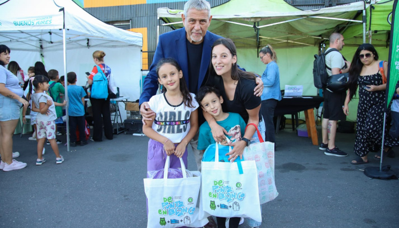 “De Punta en Blanco”: Ferraresi avanza con la entrega de kits escolares