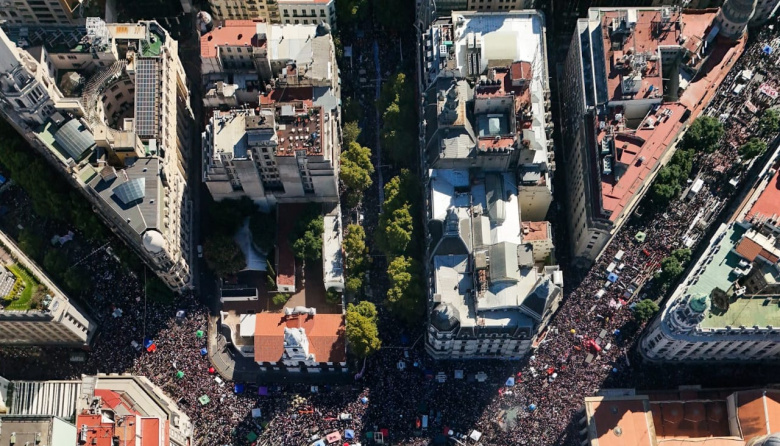 Una Plaza de Mayo colmada denunció el “plan de asfixia” y la reivindicación de genocidas