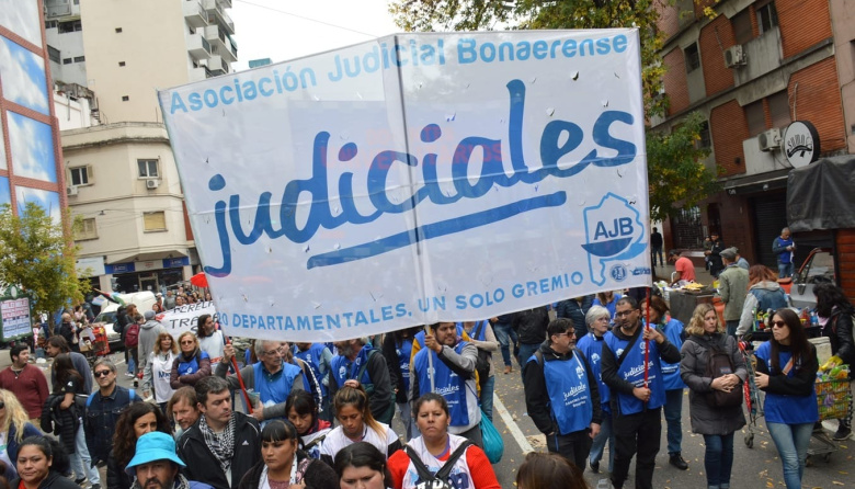 La AJB sale a la calle y apunta a la Suprema Corte por el deterioro laboral y salarial