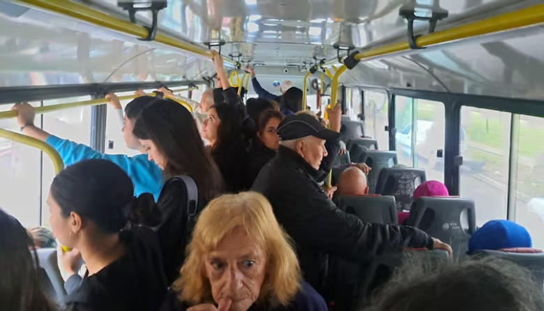 Crece la bronca por la baja frecuencia de micros: esperas eternas y colectivos repletos