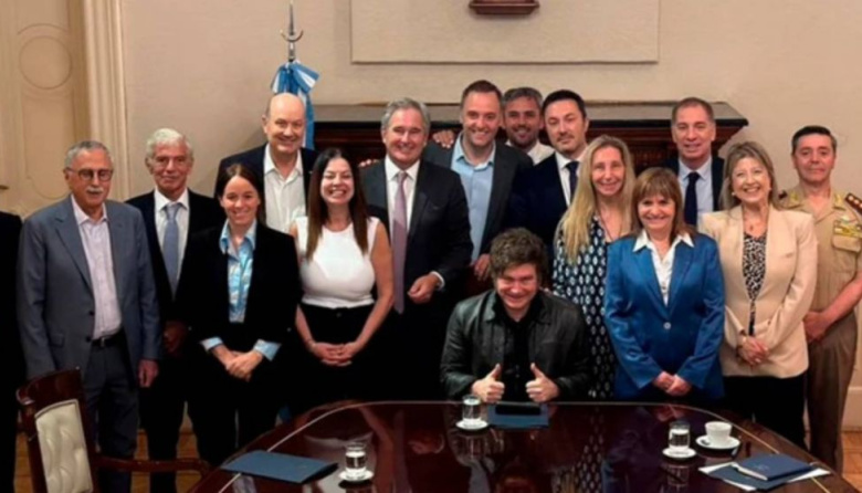 Mientras asfixia con más ajuste, Milei le aumenta un 123% el sueldo a sus ministros