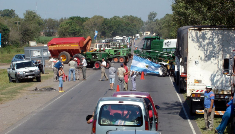 Se agudiza el conflicto por el transporte de granos en plena cosecha gruesa