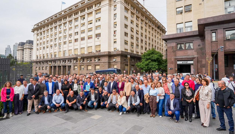 En crisis y sin fondos, intendentes fueron a ver a Caputo y amenazan con avanzar en la Justicia