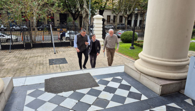 Intendentes bonaerenses piden auxilio por la crisis, pero la Provincia les aprieta el control