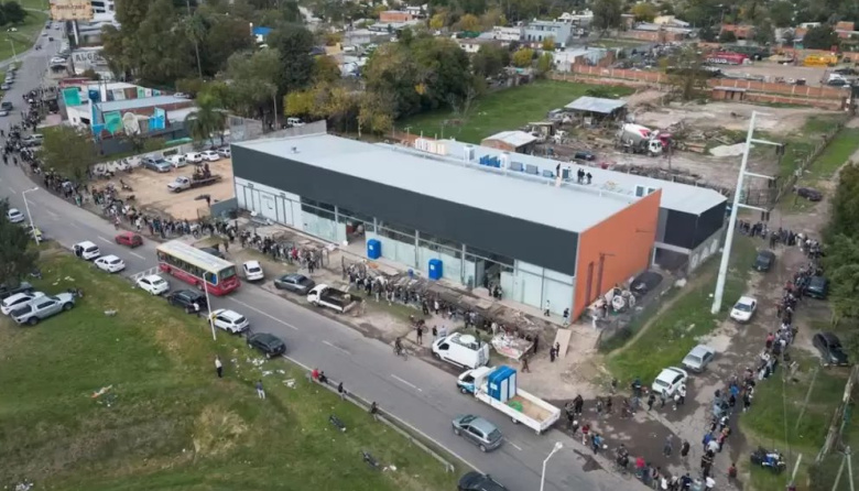 Postales de la crisis: 3.000 personas hicieron fila para 60 puestos de trabajo