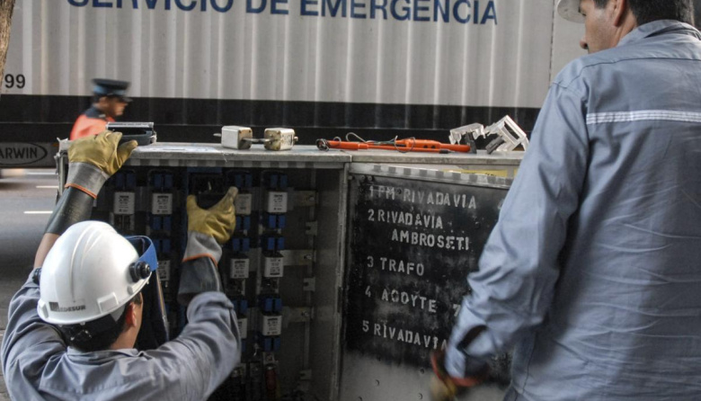 Una explosión en Edesur dejó miles de usuarios sin luz en al AMBA