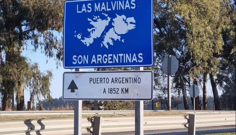 Los edificios públicos bonaerenses deberán colocar carteles que indiquen la distancia con Malvinas