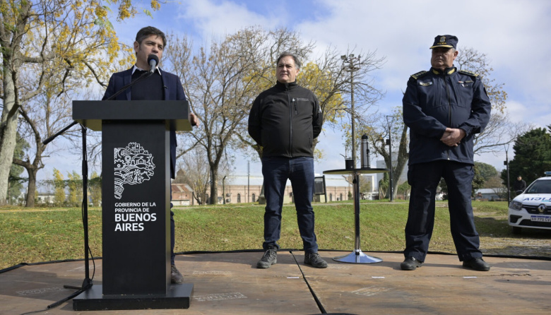 Kicillof fulminó a Milei tras el escándalo de Adorni: “Busco un pendrive para la Provincia”