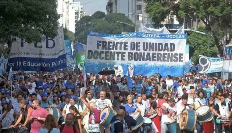 Los docentes, la cabeza de un reclamo que preocupa a Kicillof