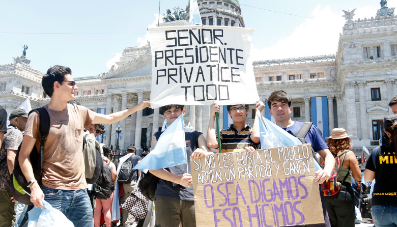 Pese al impacto del bolsillo, los jóvenes sostienen el rumbo de Milei