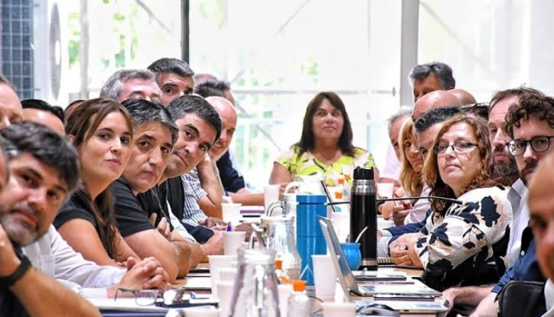 Kicillof reabre la paritaria y busca frenar la escalada de conflictividad estatal