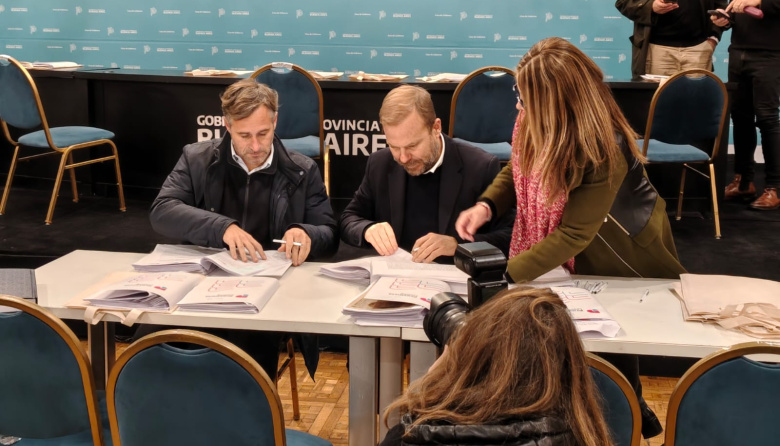 Kicillof juntó a intendentes de distintos signos políticos para entregar recursos