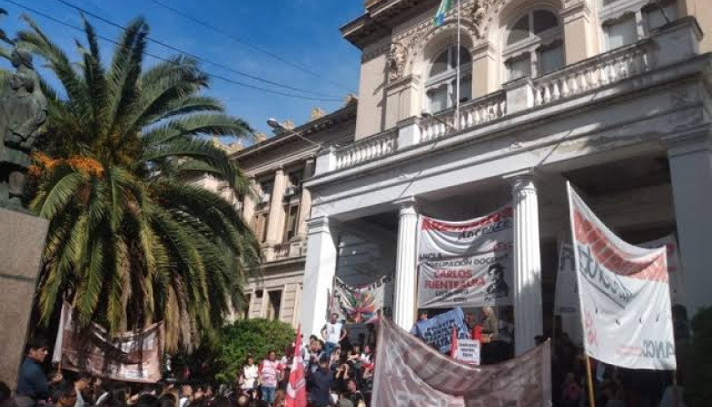Gremios opositores llaman al paro y paralizan las escuelas bonaerenses