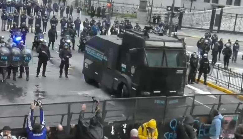 ¿Cuánto gastó Javier Milei en la represión a la marcha de la ley de extranjerización?