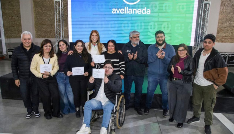 Avellaneda: Sierra y Correa entregaron certificados de formación laboral a 115 vecinos