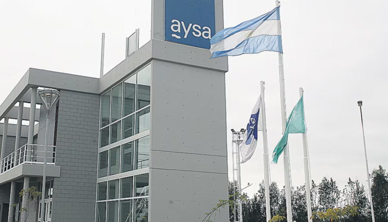 AySA vuelve a manos privadas y el “Rey del Cloro” se queda con una empresa clave