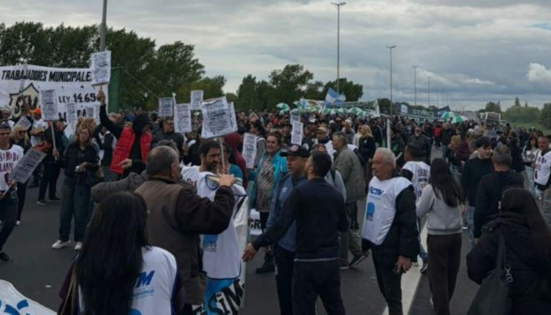 Los municipales llevaron su reclamo a la autopista y tensionan con Kicillof