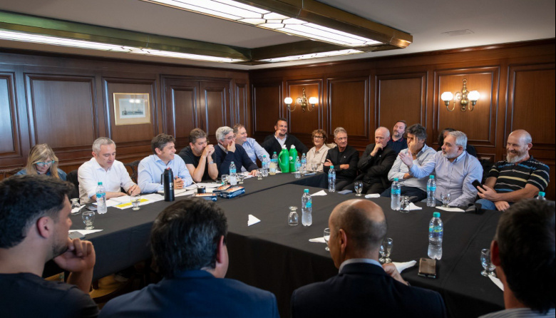 Kicillof visitó Santa Fé y proyecta el Movimiento Derecho al Futuro a escala federal
