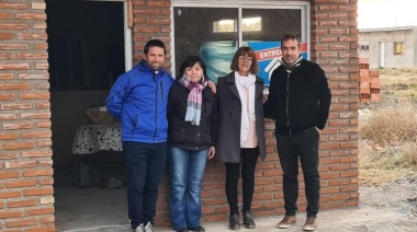 Castelli visitó a la ganadora del Plan Solidario “Primero la casa”