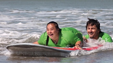 Verano adaptado: Proponen clases de surf para personas con discapacidad