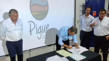 De la mano de Morales, Castelli firmó convenios