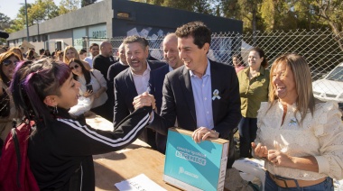 Wado de Pedro e Insaurralde entregaron netbooks en Merlo y Almirante Brown