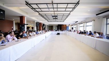 Los intendentes presionan por la reelección indefinida y marchan a la Legislatura