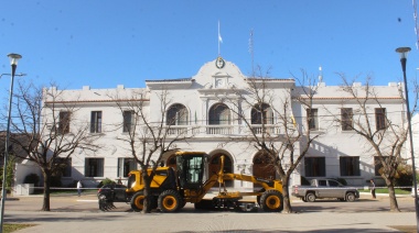 Fruto del superávit: Stadnik presentó potente maquinaria para mejorar la conectividad rural