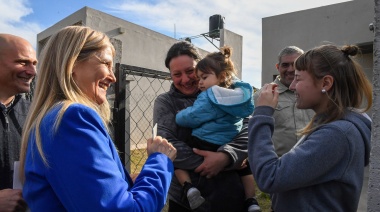 Magario sacó pecho con la entrega de viviendas y se diferenció de la motosierra