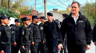 Kicillof echó a 24 policías por “conspirar” para un candidato libertario