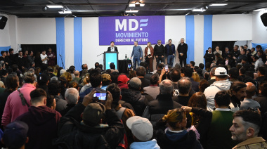 Kicillof juntó a los propios para marcar la campaña: Plazas, puerta a puerta y gestión