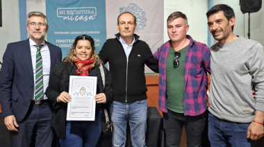 Carlos Casares escribe su futuro: Stadnik entregó 504 títulos de propiedad