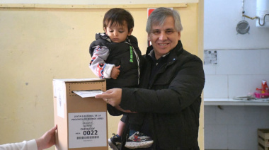 La postal de Britos: voto familiar y un mensaje de "tranquilidad"