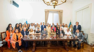 Legisladores de UxP rechazaron el “condicionamiento y entrega de soberanía” de Milei