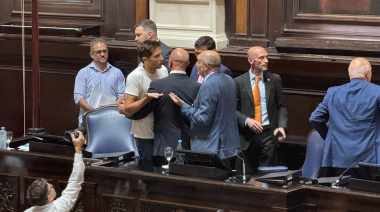 Passaglia montó un show para asumir su banca y evitó el tratamiento del endeudamiento